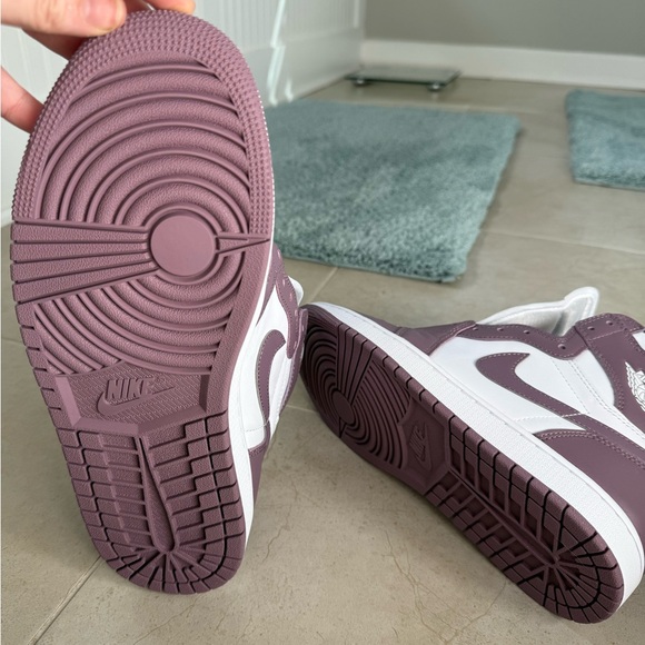 Nike Air Jordan 1 Retro High OG - Picture 3 of 4